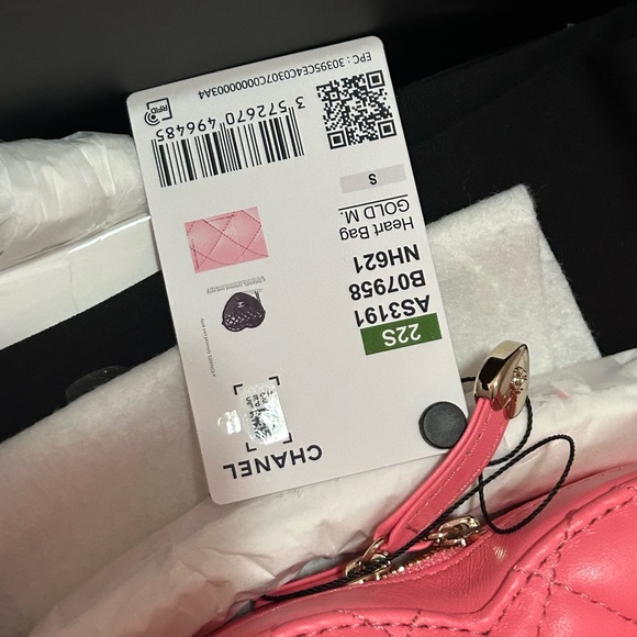 CHANEL HEART BAG - Picture 5 of 6